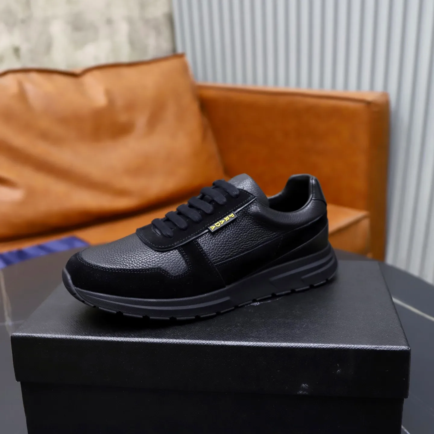 Factory price: 740💰Top original order Brand: PRADA (Prada) Standard code: Men's size 38/44 (45 can be customized) Grade: Same as the official website Material: Original cowhide stitching imported cowhide lining Original combination two-color wear-resistant soft outsole Style category: Leisure and sports version Young fashion European and American trend British style Color: Real picture color